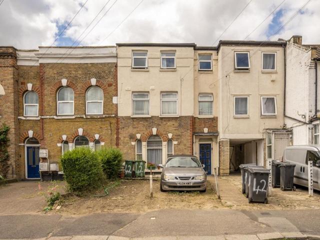 Flat for sale in Leyton, Greater London