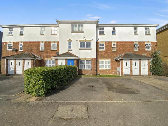 Flat for sale in Yeading, Greater London