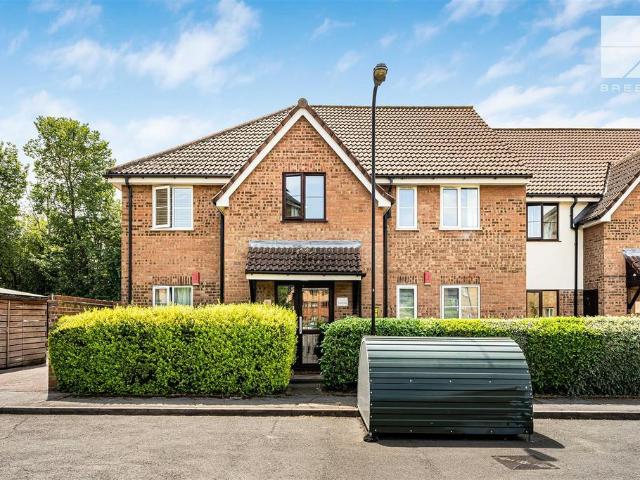 Flat for sale in Highams Park, Greater London