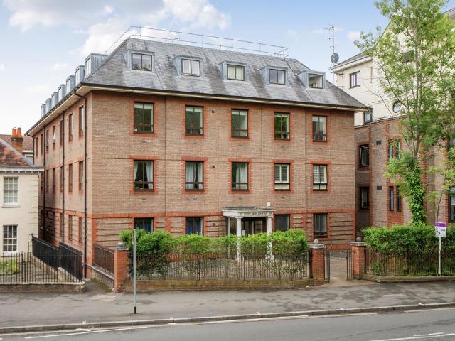 Flat for sale in Woodcote, Epsom