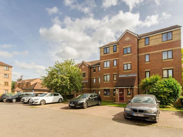 Flat for sale in Bowes, Greater London
