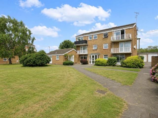 Flat for sale in Aylesbury, Buckinghamshire