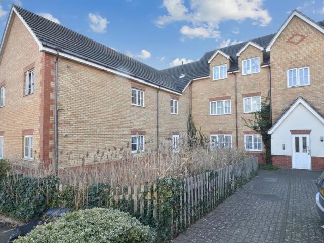Flat for sale in Spring Park, Luton