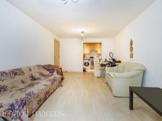 Flat for sale in London Borough of Hounslow, Feltham