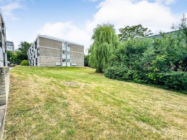 Flat for sale in Woodside Park, Greater London