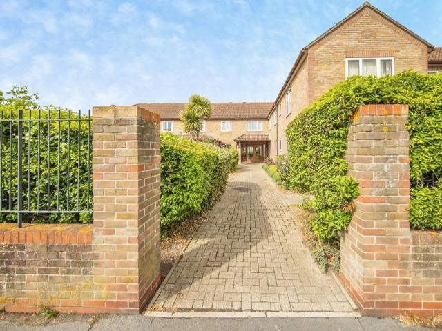 Flat for sale in Dale Hill, Essex