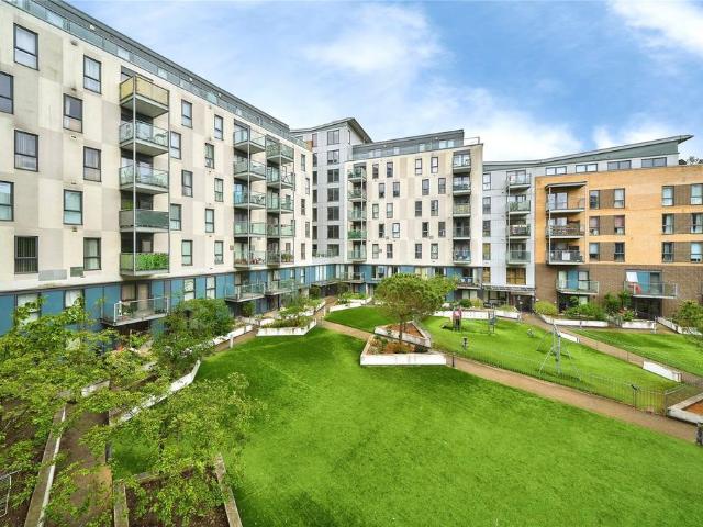 Flat for sale in Canning Town, Greater London