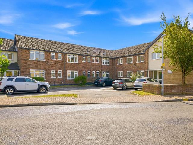Flat for sale in Sutton, Barling