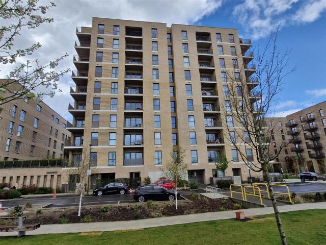 Flat for sale in Harrow Weald, Greater London