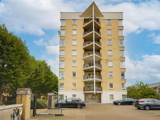 Flat for sale in Virginia Quay, Cat Hill