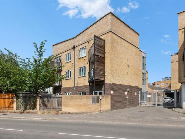 Flat for sale in London Borough of Hounslow, Greater London