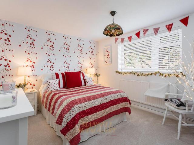Flat for sale in Red Hill, Surrey