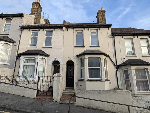Flat for sale in Luton, Chatham