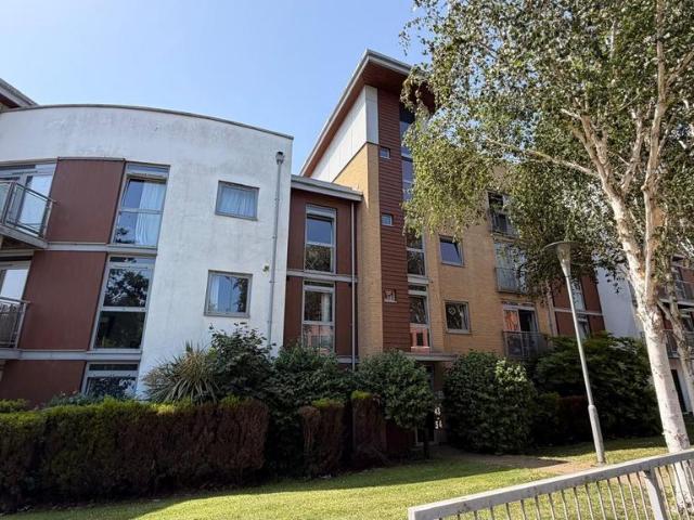 Flat for sale in Easthampstead, Bracknell