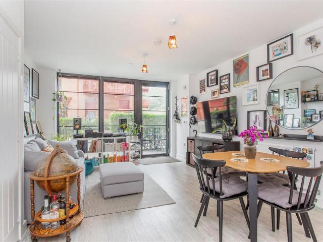 Flat for sale in Old Ford, Bow