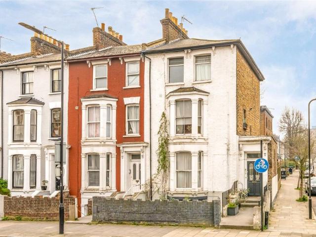 Flat for sale in Shacklewell, Greater London