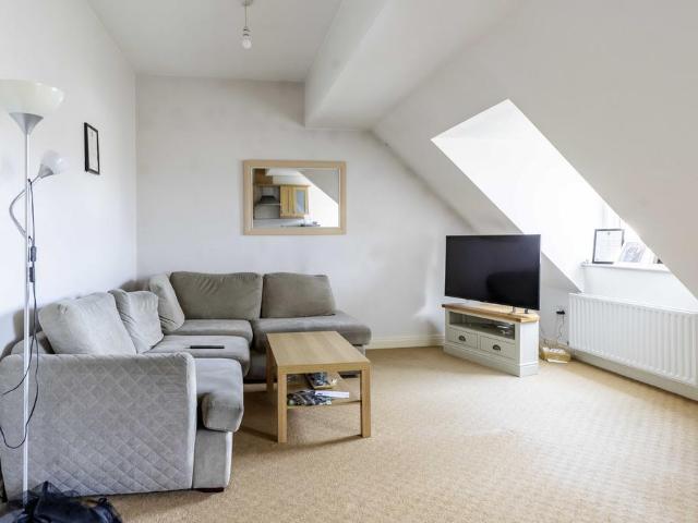Flat for sale in Kingswood