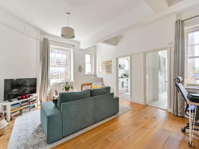 Flat for sale in Battersea, Greater London