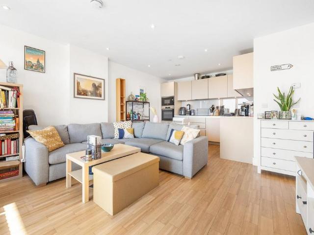 Flat for sale in London Borough of Lambeth, Greater London