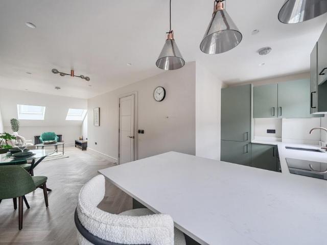 Flat for sale in Summerstown, Greater London