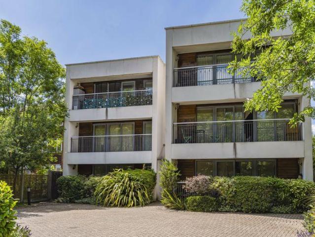 Flat for sale in Longlands, Frognal