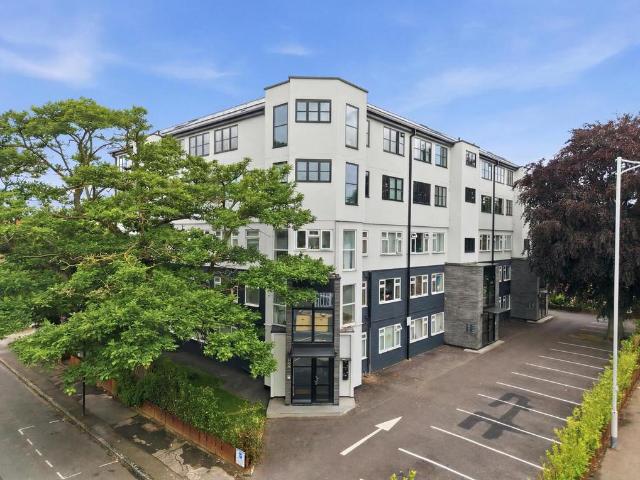 Flat for sale in Wanstead, Greater London