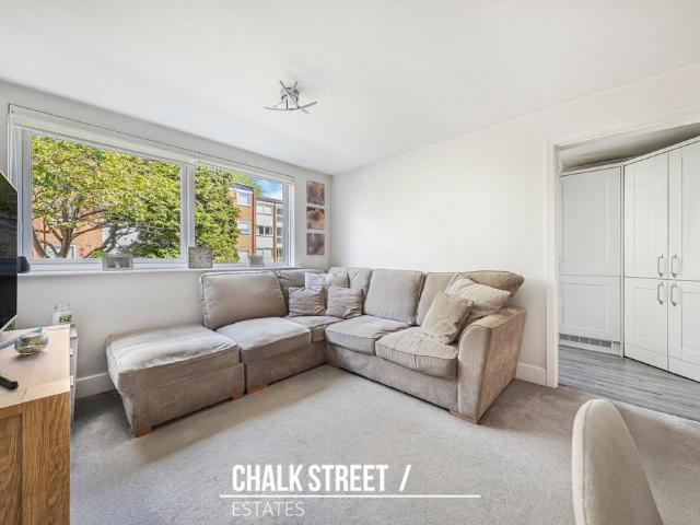 Flat for sale in Hornchurch, Greater London