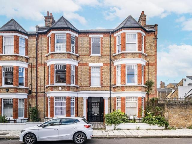 Flat for sale in Clapham, Greater London