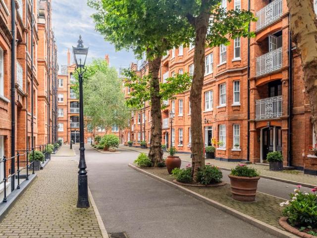 Flat for sale in Brompton, Greater London