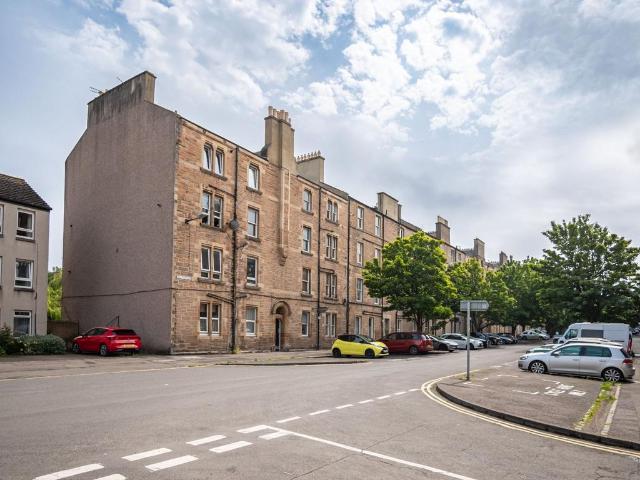 Flat for sale in Lorne, Leith