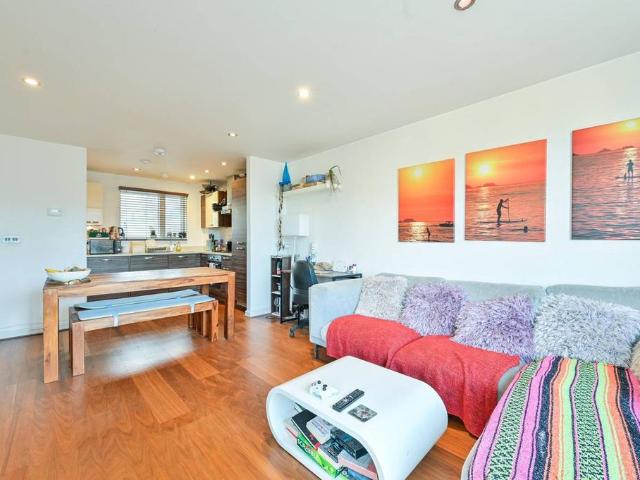 Flat for sale in Walworth, Greater London