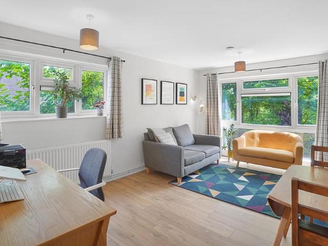 Flat for sale in London Borough of Lewisham, Forest Hill