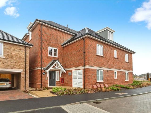 Flat for sale in Hart, Hampshire