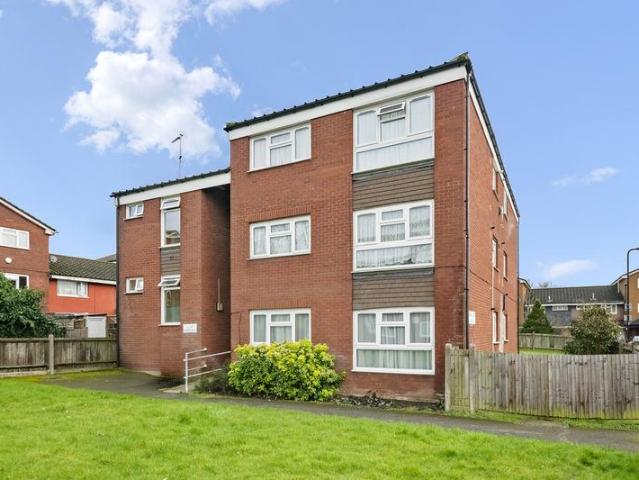 Flat for sale in London Borough of Ealing, Greater London