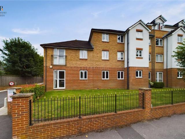 Flat for sale in Wallington, Greater London