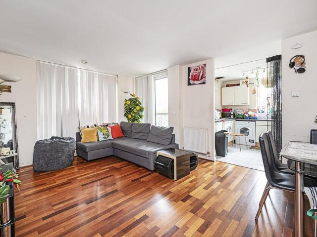 Flat for sale in South Hackney, Greater London