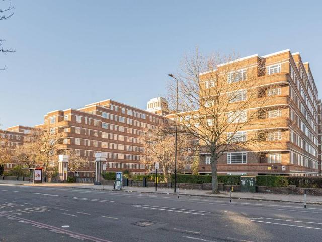 Flat for sale in Balham, Greater London