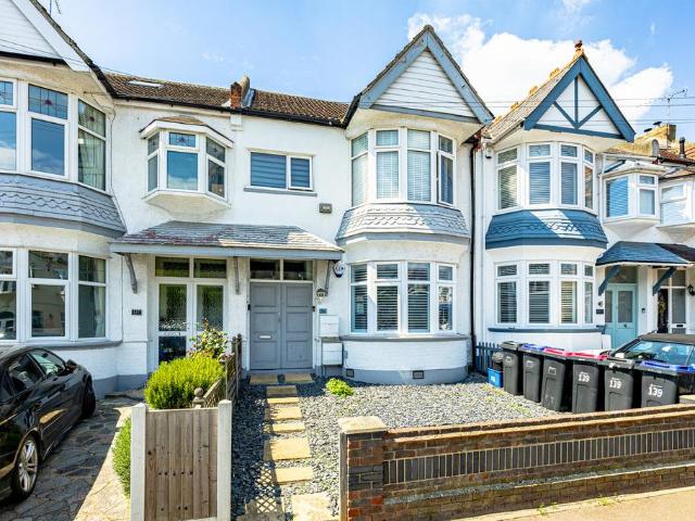 Flat for sale in Alton Barnes, Essex