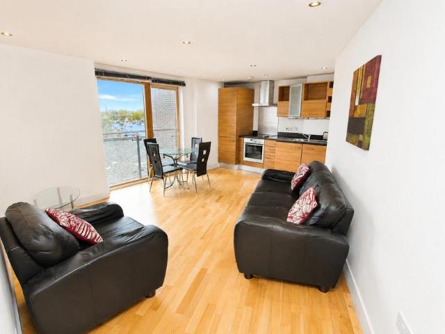 Flat for sale in Richmond Hill, West Yorkshire