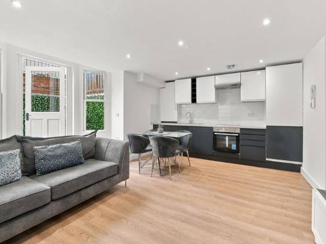 Flat for sale in London Borough of Wandsworth, Greater London