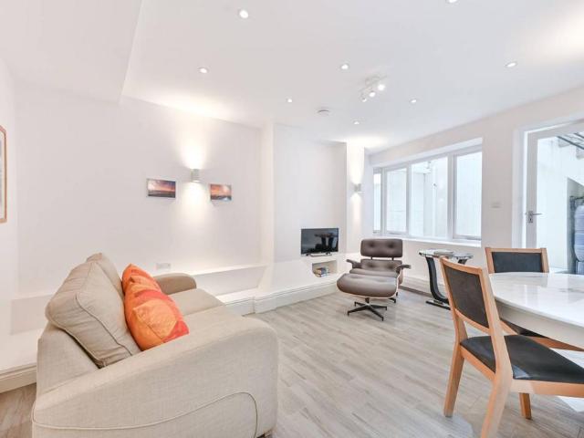 Flat for sale in West Kensington, Greater London