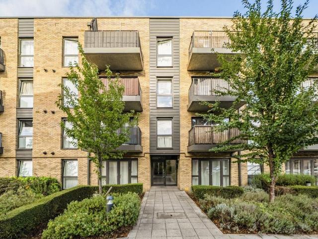 Flat for sale in London Borough of Croydon, Hillview