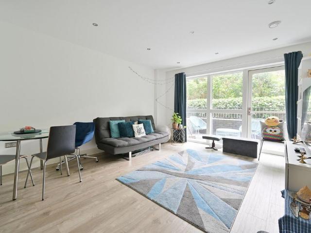 Flat for sale in Greenhill, Greater London
