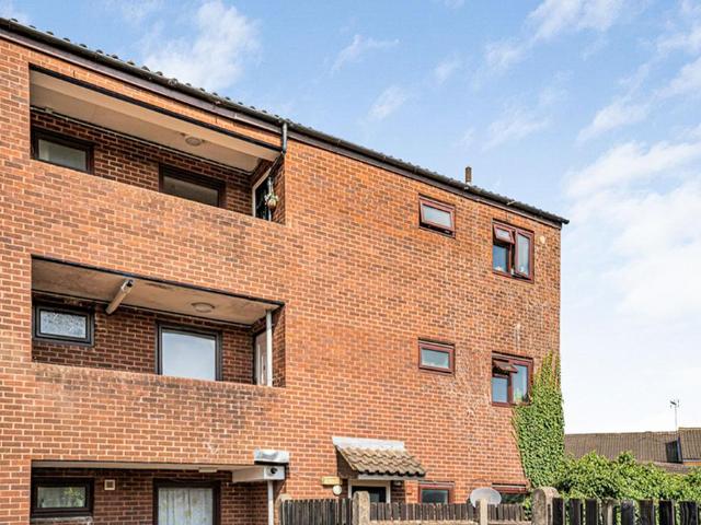 Flat for sale in Hertford, Colliers End