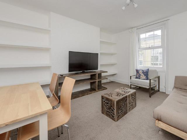 Flat for sale in Shepherd's Bush, Greater London