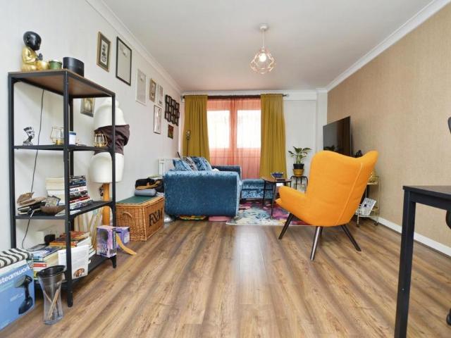 Flat for sale in Plaistow, Greater London
