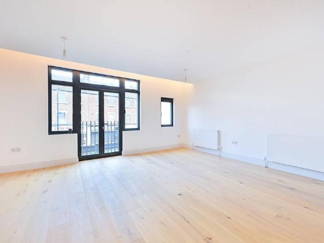 Flat for sale in London Borough of Ealing, Hanwell