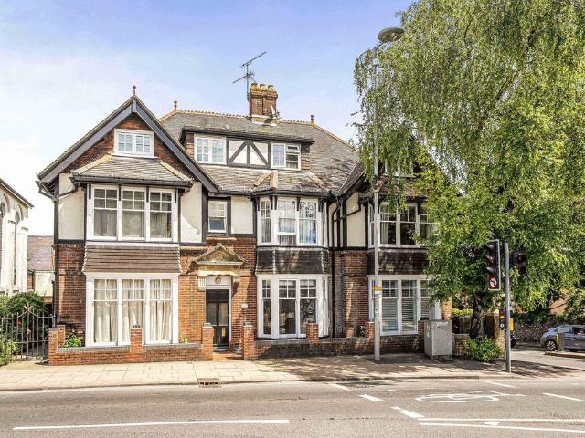 Flat for sale in Hampshire