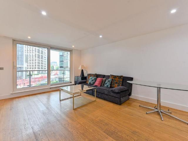 Flat for sale in Vauxhall, Greater London