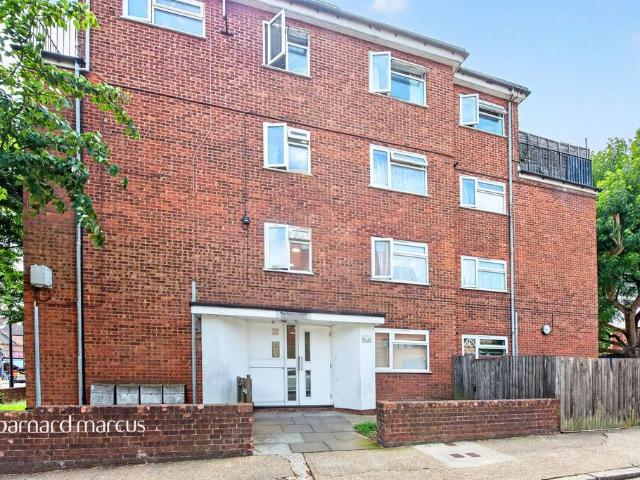 Flat for sale in North Finchley, Greater London